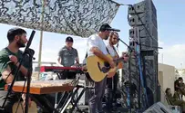 Ishay Ribo performs for IDF soldiers on the front lines