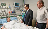 Herzog visits wounded IDF soldiers at Beilinson Hospital