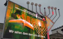הדלקת נר בברלין על רקע סרטון הזוועות