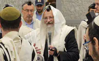 Rabbi Shmuel Eliyahu leads Hanukkah prayers with music and song
