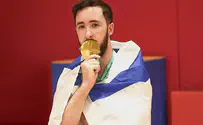 האלוף האולימפי מוכר את מדליית הזהב