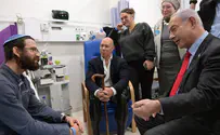 Биньямин Нетаньяху и Брайн Маст посетили раненых солдат