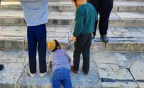 Трехлетний ребенок прилег на ступенях Храмовой горы