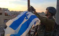 Reservist raises flag he lowered leaving Gush Katif