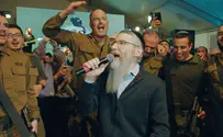 Avraham Fried and IDF soldiers perform 'Linatzeiach'