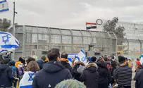 Protesters block Israel-Egypt border crossing