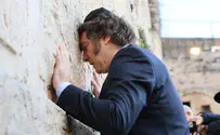 Argentinian Pres. lights candle at Kotel for victims