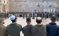 Soldiers say thanksgiving blessing at Western Wall