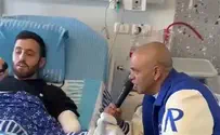 Eyal Golan sings together with wounded soldier