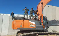 Police remove protesters - and aid trucks enter Gaza