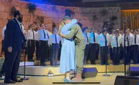 החייל שהפתיע את הוריו על הבמה במיאמי