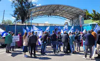 מפגינים חוסמים את משרדי אונר"א בירושלים