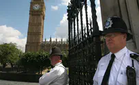 שוטר בריטי סירב לעצור מפגינים עם צלב קרס