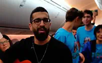 Знаменитый израильский певец выступил во время полета в Майами
