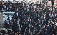 אלפי חרדים מפגינים בירושלים נגד חוק הגיוס