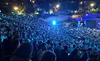 Thousands break out in song: 'Acheinu kol beis Yisrael'