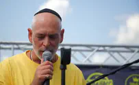 Matisyahu sings hasidic melodies with special needs children