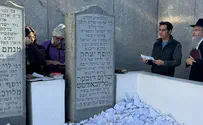 אברהם פריד ואביב גפן ב"אוהל" של הרבי