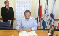 Israeli Officials Pay Condolences to Polish People