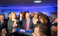 Mofaz Wins Kadima Leadership, Calls on Livni to Stay
