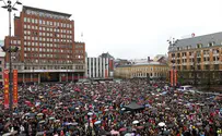 Norway: 40,000 Gather for Anti-Breivik Sing-Along