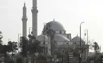המואזין נקשר לצריח המסגד שפוצץ