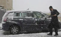 צפו: טיפ חשוב כשמנקים את הרכב מהשלג