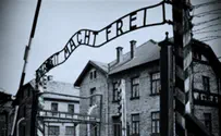 כרוז הרכבת הודיע: "יהודים, לרדת באושוויץ"