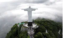 Знаменитую статую Христа в Рио повредила молния