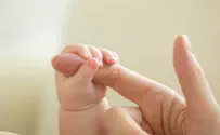שוחררה תינוקת שנולדה ללא מערכת עיכול