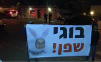 Протестующие изобразили министра обороны трусливым кроликом