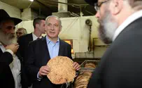 Нетаньяху побывал в Кфар-Хабаде и испек мацу