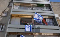 תולים דגלים בלב השכונה הערבית בלוד