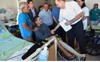 Ya'alon Wishes Wounded Soldiers a Better New Year