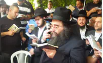 Hundreds Pray for Rabbi Yoshiyahu Pinto
