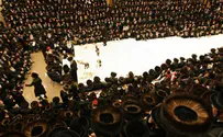 Sanz Rebbe Faints During Yom Kippur Prayer