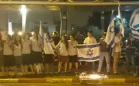 וידאו: תפילה עם דגלי ישראל בזירת הפיגוע