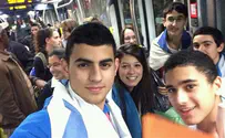 נוער מחזק את תושבי ירושלים ברכבת הקלה