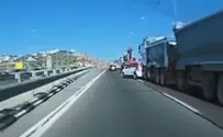 צפו: משאית דוחפת רכב יד שרה וממשיכה בנסיעה