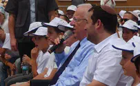 הנשיא שר "ירושלים של זהב" עם ילדי פדואל
