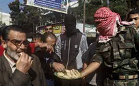 Боевики ФАТХа раздают конфеты, празднуя «победу»