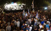 Thousands Protest Terror in Front of Prime Minister's Residence