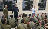 Парашютисты-десантники охраняют автобусы в Иерусалиме