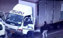 צפו: השוטרים משתלטים על משאית הגנבים