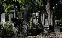 שרידי אדם ליד בית קברות יהודי בפולין
