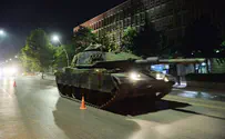 Видео: человека дважды переехали танки. Переворот в Турции
