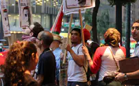 הפגנה אנטי-ישראלית מול הקונסוליה