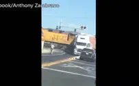 Поезд столкнулся с грузовиком. Видео
