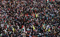 Gaza: Thousands walk on 'Balfour Declaration' carpet