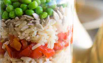 צנצנת צהריים: סלט אורז מלא עם ירקות 